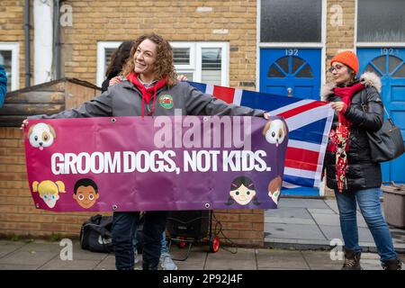 London/UK, 10. FEBRUAR 2023. Eine Reihe von pro-Trans-Right-Gruppen in East Dulwich gegen den Wendepunkt organisierte eine Gegenproteste, die das Geschichtenerzählen von Drag Queens stoppen wollen. Aubrey Fagon/Alamy Live News Stockfoto