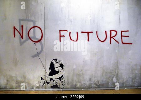 Rom, Italien. 10. März 2023. Allgemeiner Blick auf ein Banksy-Kunstwerk während der „World of Banksy“-Kunstausstellung am Bahnhof Tiburtina in Rom am 10. März 2023. Kredit: dpa/Alamy Live News Stockfoto