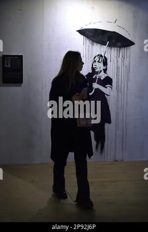 Rom, Italien. 10. März 2023. Allgemeiner Blick auf ein Banksy-Kunstwerk während der „World of Banksy“-Kunstausstellung am Bahnhof Tiburtina in Rom am 10. März 2023. Kredit: dpa/Alamy Live News Stockfoto