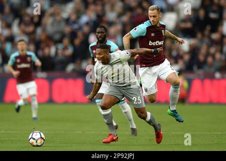 Luis Antonio Valencia von Manchester United schaut vorbei an Marko Arnautovic von West Ham United - West Ham United / Manchester United, Premier League, London Stadium, London - 10. Mai 2018. Stockfoto