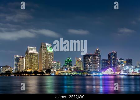 San Diego Skyline bei Nacht mit bunten Reflexionen im Wasser, Blick von Coronado Island, Kalifornien Stockfoto