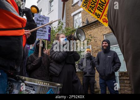 London/UK, 10. FEBRUAR 2023. Eine Reihe von pro-Trans-Right-Gruppen in East Dulwich gegen den Wendepunkt organisierte eine Gegenproteste, die das Geschichtenerzählen von Drag Queens stoppen wollen. Aubrey Fagon/Alamy Live News Stockfoto