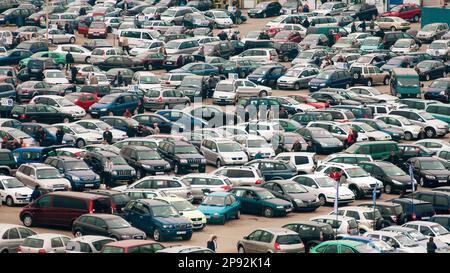 Minsk, Belarus - 23. April 2011: Automobilmarkt. Viele Gebrauchtwagen stehen in Reihen Stockfoto