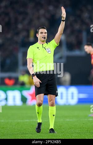 Rom, Italien. 24. Februar 2023. Schiedsrichter Sandro Scharer Gesten während der UEFA Europa League-Runde von 16 Spiel auf der ersten Etappe zwischen Roma und Real Sociedad am 9. März 2023 im Stadio Olimpico, Rom, Italien. Kredit: Giuseppe Maffia/Alamy Live News Stockfoto