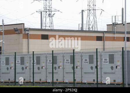 Am Freitag, den 10. März 2023, ist in Ruien, Kluisbergen, ein Batteriepark geöffnet. Der Park ist mit einer Kapazität von 25 MW/100 MWh der größte in Europa. BELGA FOTO NICOLAS MAETERLINCK Stockfoto