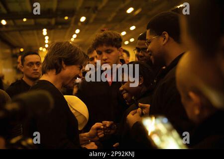 Tom Cruise schlägt einen Matrosen während eines Treffens mit der Crew an Bord des Flugzeugträgers USS George H.W. der Nimitz-Klasse mit der Faust Bush (CVN 77) während eines Besuchs des Schiffes am 2. März 2023, während er Szenen für „Mission: Impossible - Dead Reckoning Part Two“ filmte. Die George H.W. Die Bush Carrier Strike Group ist in den USA stationiert Marinestreitkräfte Europa Einsatzgebiet, angestellt von den USA Sechste Flotte, die die Interessen der USA, Verbündeten und Partner verteidigt. Foto: MC2 Novalee Manzella/USA Marine/UPI Stockfoto