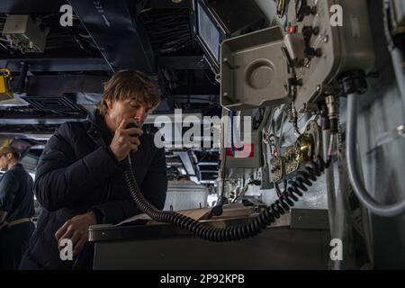 Tom Cruise spricht mit der Crew am 1MC. An Bord des Flugzeugträgers USS George H.W. der Nimitz-Klasse Bush (CVN 77), während eines Besuchs des Schiffes am 3. März 2023, während er Szenen für „Mission: Impossible - Dead Reckoning Part Two“ filmte. Die George H.W. Die Bush Carrier Strike Group ist in den USA stationiert Marinestreitkräfte Europa Einsatzgebiet, angestellt von den USA Sechste Flotte, die die Interessen der USA, Verbündeten und Partner verteidigt. Foto: MC3 Samuel Wagner/USA Marine/UPI Stockfoto