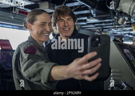 Cmdr. Karrie lang, Combat Systems Officer an Bord des Flugzeugträgers USS George H. W. Bush (CVN 77) der Nimitz-Klasse, macht ein Selfie mit Tom Cruise während eines Besuchs des Schiffes am 3. März 2023, während er Szenen für „Mission: Impossible - Dead Reckoning Part Two“ filmt. Die George H.W. Die Bush Carrier Strike Group ist in den USA stationiert Marinestreitkräfte Europa Einsatzgebiet, angestellt von den USA Sechste Flotte, die die Interessen der USA, Verbündeten und Partner verteidigt. Foto: MC3 Samuel Wagner/USA Marine/UPI Stockfoto