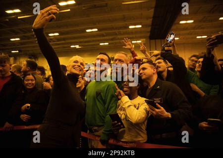 Hannah Waddingham macht ein Selfie mit Matrosen während eines Treffens mit der Crew an Bord des Flugzeugträgers USS George H.W. der Nimitz-Klasse Bush (CVN 77) während eines Besuchs des Schiffes am 2. März 2023, während er Szenen für „Mission: Impossible - Dead Reckoning Part Two“ filmte. Die George H.W. Die Bush Carrier Strike Group ist in den USA stationiert Marinestreitkräfte Europa Einsatzgebiet, angestellt von den USA Sechste Flotte, die die Interessen der USA, Verbündeten und Partner verteidigt. Foto: MC2 Novalee Manzella/USA Marine/UPI Stockfoto