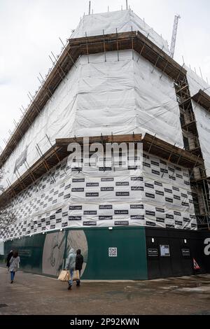 London, Großbritannien. 10. März 2023 Das ehemalige Kaufhaus House of Fraser, das derzeit umgebaut wird, in der Oxford Street, gilt als Europas geschäftigste Einkaufsstraße. In einem kürzlich veröffentlichten Bericht der New West End Company (NWEC), die Einzelhandels-, Freizeit- und Immobilieneigentümer in den Gebieten des West End vertritt, wird festgestellt, dass die Prognosen für 2023/24 aufgrund erhöhter Kosten, des Drucks auf die Verbraucherausgaben und der Betriebskosten für die Bewohner schwächer waren als vor einem Jahr. Kredit: Stephen Chung / Alamy Live News Stockfoto