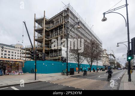 London, Großbritannien. 10. März 2023 Das ehemalige Kaufhaus Debenhams, das derzeit umgebaut wird, in der Oxford Street, gilt als Europas geschäftigste Einkaufsstraße. In einem kürzlich veröffentlichten Bericht der New West End Company (NWEC), die Einzelhandels-, Freizeit- und Immobilieneigentümer in den Gebieten des West End vertritt, wird festgestellt, dass die Prognosen für 2023/24 aufgrund erhöhter Kosten, des Drucks auf die Verbraucherausgaben und der Betriebskosten für die Bewohner schwächer waren als vor einem Jahr. Kredit: Stephen Chung / Alamy Live News Stockfoto