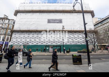 London, Großbritannien. 10. März 2023 Das ehemalige Kaufhaus House of Fraser, das derzeit umgebaut wird, in der Oxford Street, gilt als Europas geschäftigste Einkaufsstraße. In einem kürzlich veröffentlichten Bericht der New West End Company (NWEC), die Einzelhandels-, Freizeit- und Immobilieneigentümer in den Gebieten des West End vertritt, wird festgestellt, dass die Prognosen für 2023/24 aufgrund erhöhter Kosten, des Drucks auf die Verbraucherausgaben und der Betriebskosten für die Bewohner schwächer waren als vor einem Jahr. Kredit: Stephen Chung / Alamy Live News Stockfoto