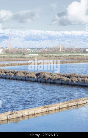 Ein vertikaler Schuss Salz mit Verdampfungsteichen für die natürliche Salzproduktion, Nin, Kroatien Stockfoto