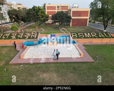 BSMRAU – Blick auf die Drohne auf das Haupttor und Logo der Bangabandhu Sheikh Mujibur Rahman Agricultural University. Gelegen in Bangladesch Stockfoto