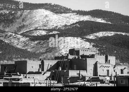 Eine ländliche Landschaft mit einer kleinen Ansammlung von Häusern, eingebettet in ein üppiges grünes Tal, New Mexico Pueblo Stockfoto