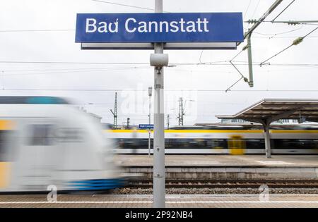 Stutttgart, Deutschland. 10. März 2023. Am Bahnhof Stuttgart-Bad Cannstatt verkehren Pendlerzüge und Regionalzüge. Aufgrund von Kabelbauarbeiten für das digitale Bahnzentrum in Stuttgart müssen sich die Passagiere der Deutschen Bahn ab Mitte April auf massive Einschränkungen vorbereiten. Kredit: Christoph Schmidt/dpa/Alamy Live News Stockfoto