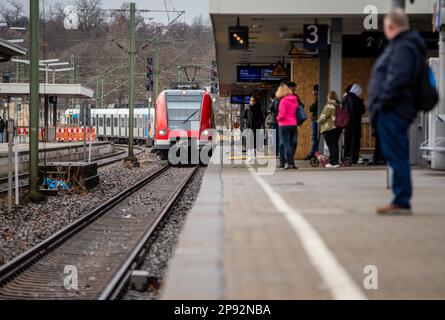 Stutttgart, Deutschland. 10. März 2023. Die Passagiere warten auf die S-Bahn am Bahnhof Stuttgart-Bad Cannstatt. Aufgrund von Kabelbauarbeiten für das digitale Bahnzentrum in Stuttgart müssen sich die Passagiere der Deutschen Bahn ab Mitte April auf massive Einschränkungen vorbereiten. Kredit: Christoph Schmidt/dpa/Alamy Live News Stockfoto