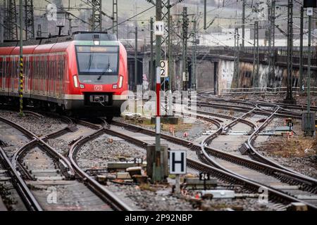 Stutttgart, Deutschland. 10. März 2023. Am Bahnhof Stuttgart-Bad Cannstatt fährt eine S-Bahn. Aufgrund von Kabelbauarbeiten für das digitale Bahnzentrum in Stuttgart müssen sich die Passagiere der Deutschen Bahn ab Mitte April auf massive Einschränkungen vorbereiten. Kredit: Christoph Schmidt/dpa/Alamy Live News Stockfoto