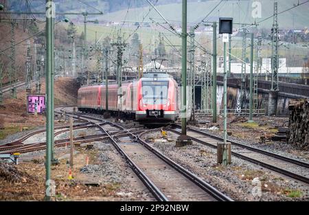 Stutttgart, Deutschland. 10. März 2023. Am Bahnhof Stuttgart-Bad Cannstatt fährt eine S-Bahn. Aufgrund von Kabelbauarbeiten für das digitale Bahnzentrum in Stuttgart müssen sich die Passagiere der Deutschen Bahn ab Mitte April auf massive Einschränkungen vorbereiten. Kredit: Christoph Schmidt/dpa/Alamy Live News Stockfoto