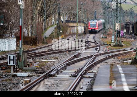 Stutttgart, Deutschland. 10. März 2023. Am Bahnhof Stuttgart-Bad Cannstatt fährt eine S-Bahn. Aufgrund von Kabelbauarbeiten für das digitale Bahnzentrum in Stuttgart müssen sich die Passagiere der Deutschen Bahn ab Mitte April auf massive Einschränkungen vorbereiten. Kredit: Christoph Schmidt/dpa/Alamy Live News Stockfoto