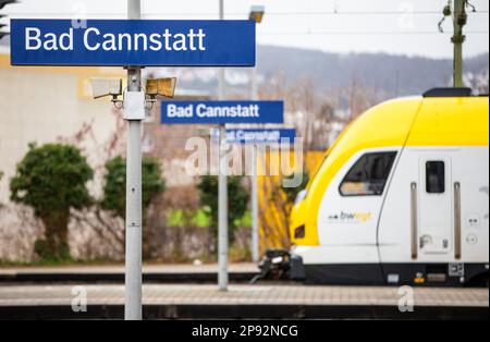 Stutttgart, Deutschland. 10. März 2023. Im Bahnhof Stuttgart-Bad Cannstatt steht ein Regionalzug. Aufgrund von Kabelbauarbeiten für das digitale Bahnzentrum in Stuttgart müssen sich die Passagiere der Deutschen Bahn ab Mitte April auf massive Einschränkungen vorbereiten. Kredit: Christoph Schmidt/dpa/Alamy Live News Stockfoto