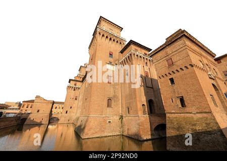 Schloss Estense oder Schloss San Michele (1385), mittelalterliche Burg isoliert auf weißem Hintergrund. Ferrara, Emilia-Romagna, Norditalien. Stockfoto