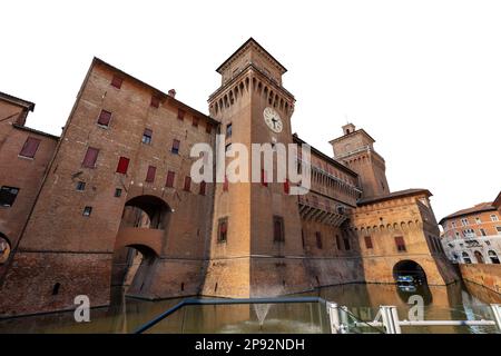 Schloss Estense oder Schloss San Michele (1385), mittelalterliche Burg isoliert auf weißem Hintergrund. Ferrara, Emilia-Romagna, Norditalien. Stockfoto