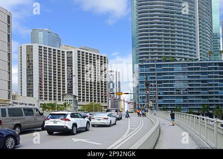 Brickell Avenue Bridge, Bascule Bridge über den Miami River vor dem Hintergrund der Wolkenkratzer des Hotels. Downtown Miami, Florida Stockfoto