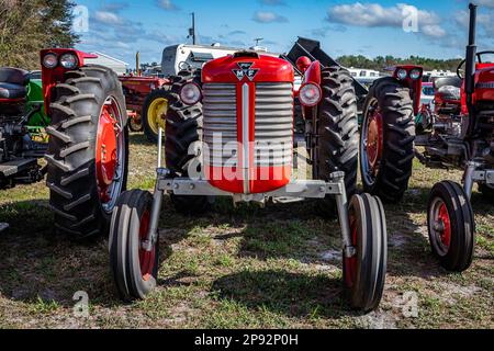 Fort Meade, Florida - 26. Februar 2022: Perspektivische Vorderansicht eines Massey Ferguson 65 aus dem Jahr 1964 auf einer lokalen Traktormesse. Stockfoto