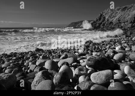 Kieselsteine am Strand von Abano an der wilden Klippenküste von Sintra, Portugal Stockfoto