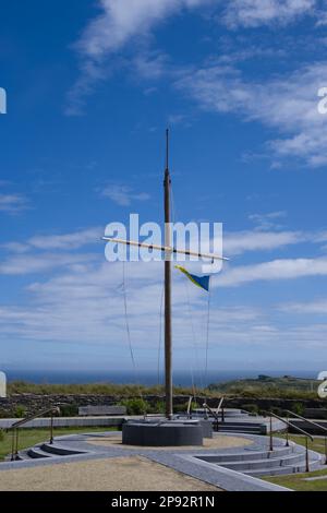 Fahnenmast im Lusitania Memorial Garden am restaurierten Wachturm oder Signalturm Nr. 25 am Old Head of Kinsale EIRE Stockfoto