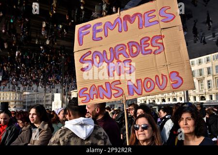 Marseille, Frankreich. 8. März 2023. Während der Demonstration hält ein Protestteilnehmer ein Plakat. Tausende von Menschen demonstrierten anlässlich des Internationalen Frauentags auf den Straßen von Marseille. (Credit Image: © Gerard Bottino/SOPA Images via ZUMA Press Wire) NUR REDAKTIONELLE VERWENDUNG! Nicht für den kommerziellen GEBRAUCH! Stockfoto