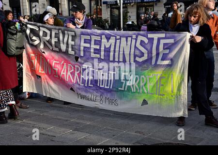 Marseille, Frankreich. 8. März 2023. Demonstranten halten während der Demonstration ein Banner. Tausende von Menschen demonstrierten anlässlich des Internationalen Frauentags auf den Straßen von Marseille. (Credit Image: © Gerard Bottino/SOPA Images via ZUMA Press Wire) NUR REDAKTIONELLE VERWENDUNG! Nicht für den kommerziellen GEBRAUCH! Stockfoto