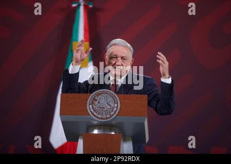 Mexiko-Stadt, Mexiko. 10. März 2023. Mexikos Präsident, Andres Manuel Lopez Obrador, gestikuliert, während er Medienfragen während der Briefing-Konferenz im Nationalpalast beantwortet. Am 10. März 2023 in Mexiko-Stadt, Mexiko. (Kreditbild: © Julian Lopez/Eyepix via ZUMA Press Wire) NUR REDAKTIONELLE VERWENDUNG! Nicht für den kommerziellen GEBRAUCH! Stockfoto