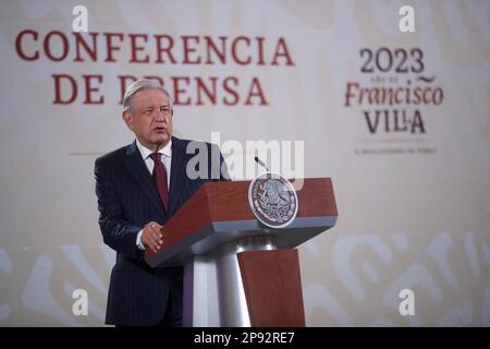 Mexiko-Stadt, Mexiko. 10. März 2023. Mexikos Präsident, Andres Manuel Lopez Obrador, gestikuliert, während er Medienfragen während der Briefing-Konferenz im Nationalpalast beantwortet. Am 10. März 2023 in Mexiko-Stadt, Mexiko. (Kreditbild: © Julian Lopez/Eyepix via ZUMA Press Wire) NUR REDAKTIONELLE VERWENDUNG! Nicht für den kommerziellen GEBRAUCH! Stockfoto