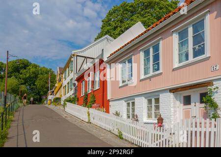 Norwegen, Oslo, die skurrilen Holzhäuser aus dem 18. Jahrhundert im Damstredet-Viertel und das nahe gelegene Telthusbakken sind eine nette Abwechslung vom modernen A Stockfoto