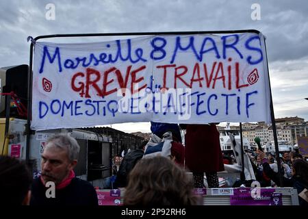 Marseille, Frankreich. 8. März 2023. Die Demonstranten hängten während der Demonstration ein Banner auf. Tausende von Menschen demonstrierten anlässlich des Internationalen Frauentags auf den Straßen von Marseille. (Credit Image: © Gerard Bottino/SOPA Images via ZUMA Press Wire) NUR REDAKTIONELLE VERWENDUNG! Nicht für den kommerziellen GEBRAUCH! Stockfoto