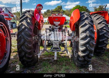 Fort Meade, Florida – 26. Februar 2022: Rückansicht eines Massey Ferguson 65 aus dem Jahr 1964 auf einer lokalen Traktormesse aus einer unauffälligen Perspektive. Stockfoto