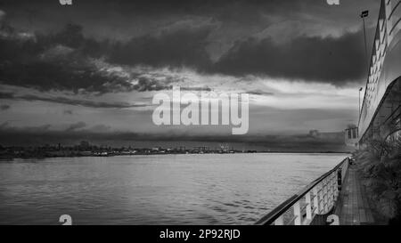 Die Hafenseite des Victoria Mekong River Kreuzfahrtschiffs bei Sonnenaufgang in der Nähe von Phnom Penh auf dem Mekong River in Kambodscha. Stockfoto