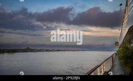 Die Hafenseite des Victoria Mekong River Kreuzfahrtschiffs bei Sonnenaufgang in der Nähe von Phnom Penh auf dem Mekong River in Kambodscha. Stockfoto