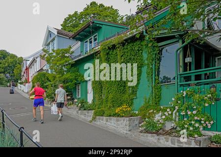 Norwegen, Oslo, die skurrilen Holzhäuser aus dem 18. Jahrhundert im Damstredet-Viertel und das nahe gelegene Telthusbakken sind eine nette Abwechslung vom modernen A Stockfoto