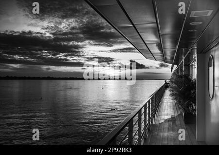 Die Hafenseite des Victoria Mekong River Kreuzfahrtschiffs bei Sonnenaufgang in der Nähe von Phnom Penh auf dem Mekong River in Kambodscha. Stockfoto