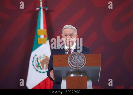 Mexiko-Stadt, Mexiko. 10. März 2023. Mexikos Präsident, Andres Manuel Lopez Obrador, gestikuliert, während er Medienfragen während der Briefing-Konferenz im Nationalpalast beantwortet. Am 10. März 2023 in Mexiko-Stadt, Mexiko. (Kreditbild: © Julian Lopez/Eyepix via ZUMA Press Wire) NUR REDAKTIONELLE VERWENDUNG! Nicht für den kommerziellen GEBRAUCH! Stockfoto