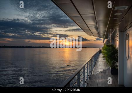 Die Hafenseite des Victoria Mekong River Kreuzfahrtschiffs bei Sonnenaufgang in der Nähe von Phnom Penh auf dem Mekong River in Kambodscha. Stockfoto