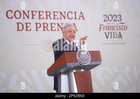 Mexiko-Stadt, Mexiko. 10. März 2023. Mexikos Präsident, Andres Manuel Lopez Obrador, gestikuliert, während er Medienfragen während der Briefing-Konferenz im Nationalpalast beantwortet. Am 10. März 2023 in Mexiko-Stadt, Mexiko. (Kreditbild: © Julian Lopez/Eyepix via ZUMA Press Wire) NUR REDAKTIONELLE VERWENDUNG! Nicht für den kommerziellen GEBRAUCH! Stockfoto