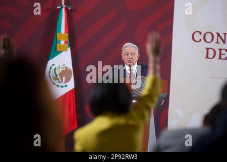 Mexiko-Stadt, Mexiko. 10. März 2023. Mexikos Präsident, Andres Manuel Lopez Obrador, gestikuliert, während er Medienfragen während der Briefing-Konferenz im Nationalpalast beantwortet. Am 10. März 2023 in Mexiko-Stadt, Mexiko. (Kreditbild: © Julian Lopez/Eyepix via ZUMA Press Wire) NUR REDAKTIONELLE VERWENDUNG! Nicht für den kommerziellen GEBRAUCH! Stockfoto