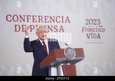 Mexiko-Stadt, Mexiko. 10. März 2023. Mexikos Präsident, Andres Manuel Lopez Obrador, gestikuliert, während er Medienfragen während der Briefing-Konferenz im Nationalpalast beantwortet. Am 10. März 2023 in Mexiko-Stadt, Mexiko. (Kreditbild: © Julian Lopez/Eyepix via ZUMA Press Wire) NUR REDAKTIONELLE VERWENDUNG! Nicht für den kommerziellen GEBRAUCH! Stockfoto