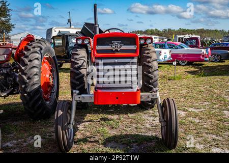 Fort Meade, Florida - 26. Februar 2022: Perspektivische Vorderansicht eines Massey Ferguson 150 aus dem Jahr 1968 auf einer lokalen Traktormesse. Stockfoto