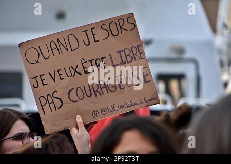 Marseille, Frankreich. 8. März 2023. Während der Demonstration hält ein Protestteilnehmer ein Plakat. Tausende von Menschen demonstrierten anlässlich des Internationalen Frauentags auf den Straßen von Marseille. (Credit Image: © Gerard Bottino/SOPA Images via ZUMA Press Wire) NUR REDAKTIONELLE VERWENDUNG! Nicht für den kommerziellen GEBRAUCH! Stockfoto