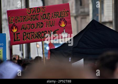 Marseille, Frankreich. 8. März 2023. Während der Demonstration hält ein Protestteilnehmer ein Plakat. Tausende von Menschen demonstrierten anlässlich des Internationalen Frauentags auf den Straßen von Marseille. (Credit Image: © Gerard Bottino/SOPA Images via ZUMA Press Wire) NUR REDAKTIONELLE VERWENDUNG! Nicht für den kommerziellen GEBRAUCH! Stockfoto